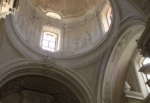 Az egri bazilika és az érseki palota felfedezése Elegáns barokk kupola belső díszítése, az egri bazilika hangulatához hasonló templombelsőben