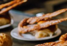 A legjobb egri kávézók és cukrászdák Friss péksütemények és croissantok egy hangulatos egri kávézó pultján