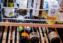 Házi borhűtők és bor tárolási tippek a konyhában Válogatott borosüvegek rendezetten egy házi borhűtőben, otthoni bor tárolásához