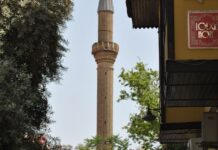 Török kori emlékek Eger belvárosában Magas minaret egy hangulatos óvárosi utca fölé magasodva, az egri török kori emlékekhez hasonló hangulatban